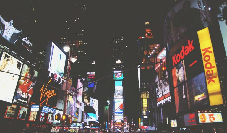 Influencer marketing czy reklama display? – jak skutecznie promować swoją markę