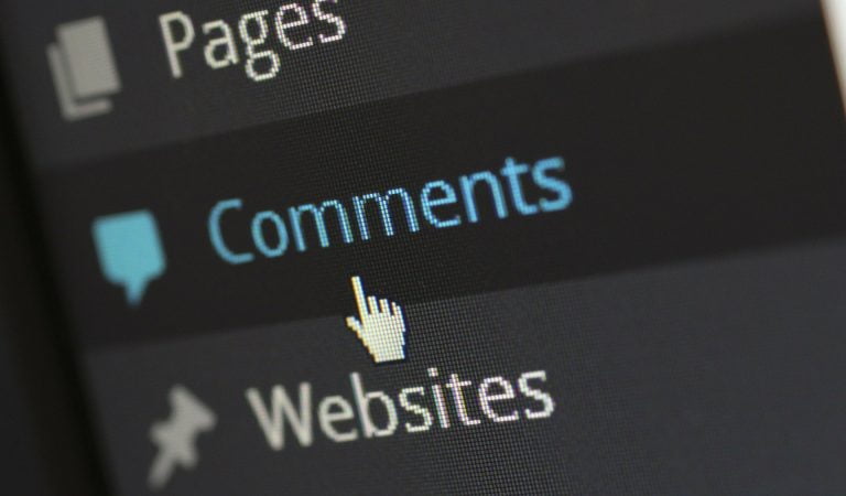 Jak reagować na negatywne komentarze w social mediach?