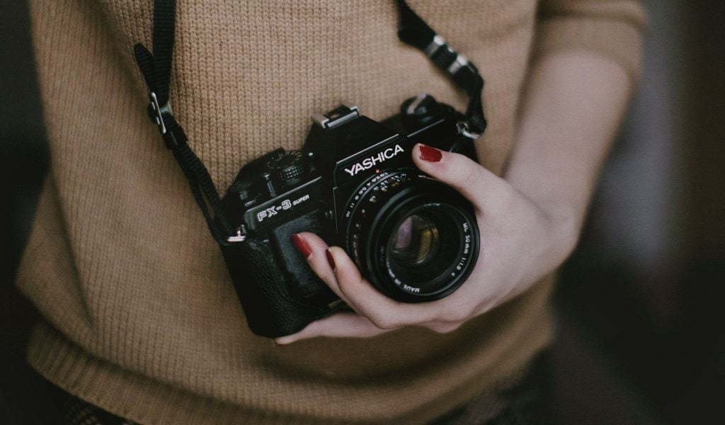 Darmowe i płatne banki zdjęć do reklam w social mediach – który wybrać?