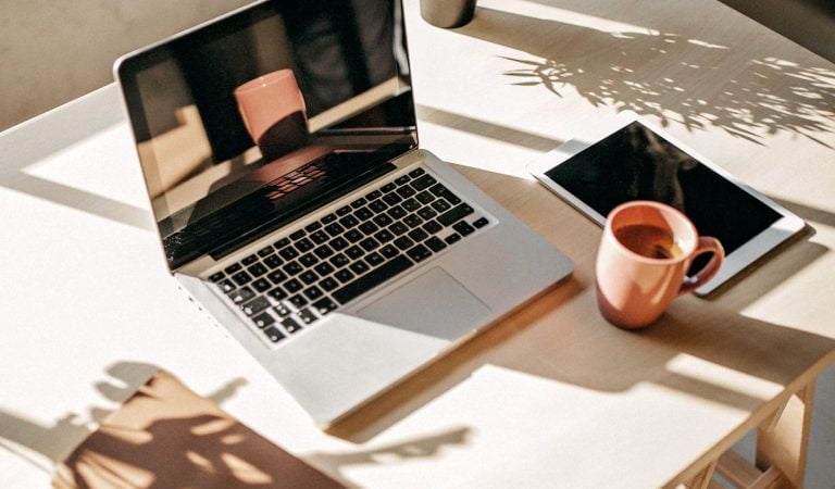 Prowadzenie social mediów: Jak skutecznie zarządzać profilami marek